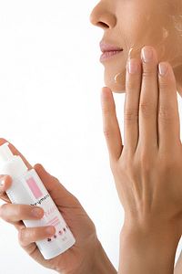 Kayısı Çekirdeği Özlü Canlandırıcı, Nemlendirici Ve Ölü Deriden Arındıran Yüz Peelingi 100ml ürün fotoğrafı