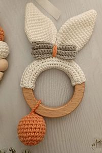 El Örgü Bebek Patik, Diş Kaşıyıcı Ve Isimli Emzik Zinciri Ahşap Amigurumi Emzik Askısı Seti ürün fotoğrafı