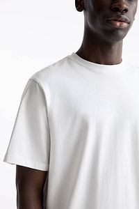 Kısa kollu basic pamuklu t-shirt ürün fotoğrafı