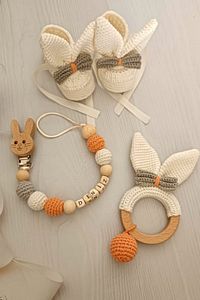 El Örgü Bebek Patik, Diş Kaşıyıcı Ve Isimli Emzik Zinciri Ahşap Amigurumi Emzik Askısı Seti ürün fotoğrafı