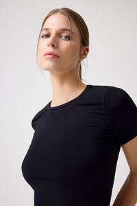 x Melodi Siyah Bedene Oturan Tişört Short Fitted ürün fotoğrafı