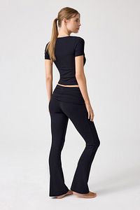 x Melodi Siyah Bedene Oturan Tişört Short Fitted ürün fotoğrafı