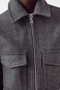 Yumuşak crop ceket ürün fotoğrafı
