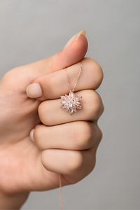 925 Ayar Gümüş 4 Katman Beyaz Lotus Çiçeği Kolye ürün fotoğrafı