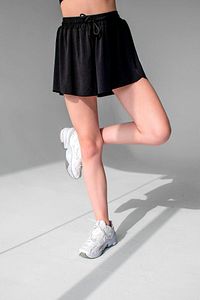 Siyah Bol Kesim Taytlı Spor Şort ürün fotoğrafı