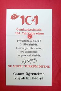 10 Adet 101. Yıl Logo Kartlı Türk Bayrağı Bileklik - 29 Ekim Cumhuriyet Bayramı Hediyesi - (paketli) ürün fotoğrafı