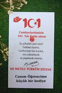 10 Adet 101. Yıl Logo Kartlı Türk Bayrağı Bileklik - 29 Ekim Cumhuriyet Bayramı Hediyesi - (paketli) ürün fotoğrafı