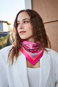 Kadın Pembe Çiçek Desenli Fular Bandana ürün fotoğrafı