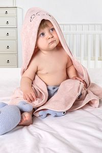 Bambu Balık Nakışlı Bebek Havlu Kundak Ve Kese Seti ürün fotoğrafı