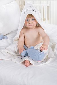 Bambu Balık Nakışlı Bebek Havlu Kundak Ve Kese Seti ürün fotoğrafı