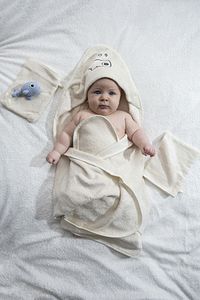 Bambu Balık Nakışlı Bebek Havlu Kundak Ve Kese Seti ürün fotoğrafı