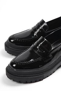 Capone Oval Burunlu Trak Tabanlı Rugan Siyah Kadın Loafer ürün fotoğrafı