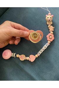 Isimli Bebek Emzik Zinciri Ve Pembe Taşlı Silikon Damaklı Emzik Seti (0-6 AY) 0021 ürün fotoğrafı