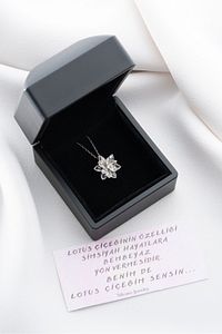 925 Ayar Gümüş Işıklı Kutuda Beyaz Lotus Çiçeği Kolye ürün fotoğrafı