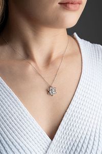 925 Ayar Gümüş Işıklı Kutuda Beyaz Lotus Çiçeği Kolye ürün fotoğrafı