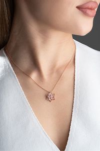 925 Ayar Gümüş Işıklı Kutuda Pembe Lotus Çiçeği Kolye ürün fotoğrafı