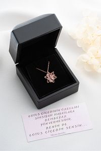 925 Ayar Gümüş Işıklı Kutuda Pembe Lotus Çiçeği Kolye ürün fotoğrafı
