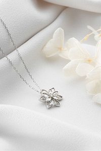 925 Ayar Gümüş Işıklı Kutuda Beyaz Lotus Çiçeği Kolye ürün fotoğrafı