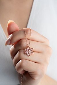 925 Ayar Gümüş Işıklı Kutuda Pembe Lotus Çiçeği Kolye ürün fotoğrafı