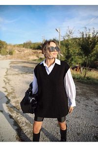 Kadın V Yaka Siyah Süveter Kolssuz Yırtmaclı Oversize Süveter ürün fotoğrafı