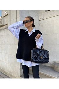 Kadın V Yaka Siyah Süveter Kolssuz Yırtmaclı Oversize Süveter ürün fotoğrafı
