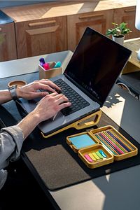 Ahşap Laptop Yükseltici Laptop Standı Tüm Modellerle Uyumlu Taşınabilir Notebook Standı ürün fotoğrafı