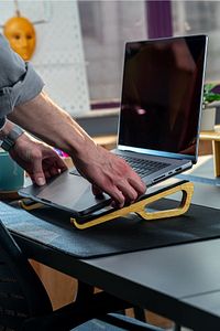 Ahşap Laptop Yükseltici Laptop Standı Tüm Modellerle Uyumlu Taşınabilir Notebook Standı ürün fotoğrafı