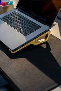 Ahşap Laptop Yükseltici Laptop Standı Tüm Modellerle Uyumlu Taşınabilir Notebook Standı ürün fotoğrafı