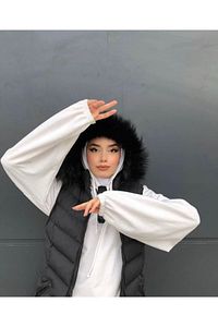 Siyah Kapüşonlu Tam Dolum Elyaf Şişme Yelek ürün fotoğrafı