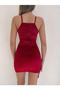 Asimetrik Kesim Kurvaze Kadife Kırmızı Mini Askılı Elbise ürün fotoğrafı