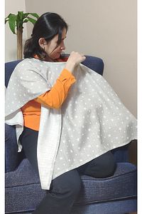 Müslin Gri Yıldızlar Panço 130x85 Fonksiyonel Puset Örtüsü Ve Emzirme Önlüğü Emzirme Örtüsü ürün fotoğrafı