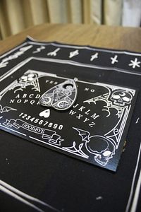 Mini Ouija Tahtası Ruh Çağırma Witchcraft Siyah Skull Desenli ürün fotoğrafı