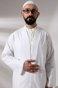 Beyaz Erkek Namaz Elbisesi V Yaka Düğmesiz Önü Açık Namaz Cübbesi ürün fotoğrafı