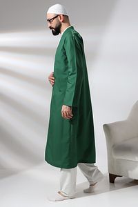Yeşil Erkek Namaz Elbisesi V Yaka Düğmesiz Önü Açık Namaz Cübbesi ürün fotoğrafı