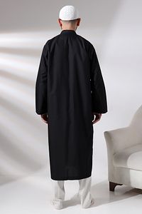 Siyah Erkek Namaz Elbisesi V Yaka Düğmesiz Önü Açık Namaz Cübbesi ürün fotoğrafı