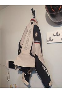 Motosiklet Bisiklet Scooter Kask Ve Mont Duvar Askısı Kask Tutucu Mont Askılıklı Vida Dübel Dahil V2 ürün fotoğrafı