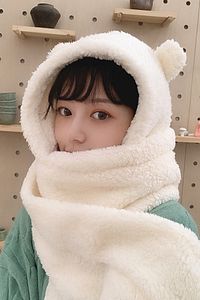 Kapşonlu Beyaz Peluş Bere Atkı Kadın Welsoft Polar Boyunluk Şalı Rüzgar Geçirmez Kulaklı Şapka ürün fotoğrafı