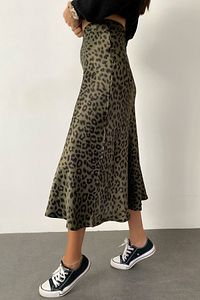 Leopar Desen Viskon Saten Midi Boy Etek -haki Yeşil ürün fotoğrafı