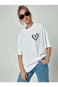 Minimal Kalp Baskılı Beyaz Oversize Tshirt ürün fotoğrafı