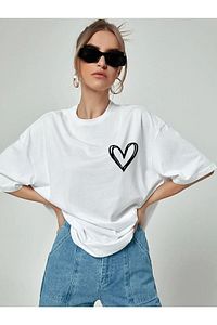Minimal Kalp Baskılı Beyaz Oversize Tshirt ürün fotoğrafı