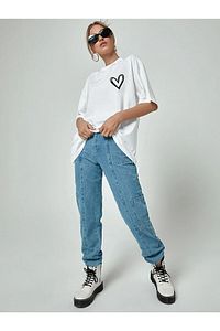Minimal Kalp Baskılı Beyaz Oversize Tshirt ürün fotoğrafı