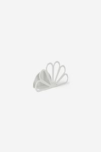 Beyaz Metal Hortum Tutucu - Lotus Desenli Bahçe Dekoru - Oyster ürün fotoğrafı