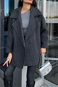 Antrasit Siyah Renk Balık Sırtı Desenli Oversize Standart Beden Astarlı Kısa Kaban ürün fotoğrafı
