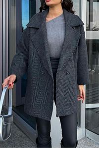 Antrasit Siyah Renk Balık Sırtı Desenli Oversize Standart Beden Astarlı Kısa Kaban ürün fotoğrafı