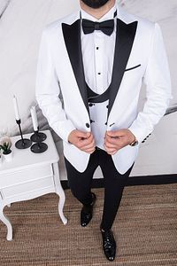 Erkek Slim Fit Damatlık Smokin Sivri Yaka Beyaz Kombin Yelekli Takım Elbise ürün fotoğrafı