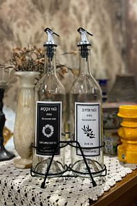 Şeffaf 750 Ml Siyah Beyaz Etiketli Siyah Standlı Akıtıcılı Yağlık Yağdanlık ürün fotoğrafı
