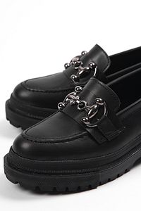 Oval Burunlu Metal Tokalı Trak Tabanlı Kadın Loafer ürün fotoğrafı