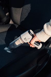 Mini Beyaz Güçlü Emiş Üfleme Özellikli Ev Araç Kablosuz Şarjlı El Süpürgesi 2in1 ürün fotoğrafı