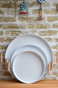 3 Lü Beyaz (45, 37, 30 CM) Ahşap Kulplu Metal Tepsi Çay Tepsisi Sunum Tepsi Seti ürün fotoğrafı