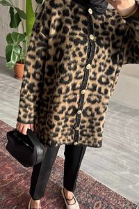 Kadın Yumoş Leopar Desenli Tüylü Triko Hırka ürün fotoğrafı